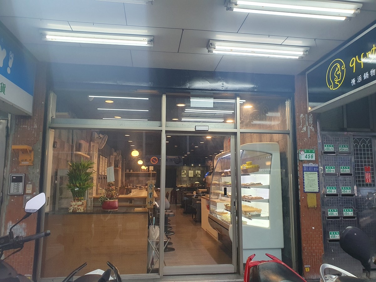 (2025.1月已結束營業)【萬華火鍋】94咖哩孃 萬大鍋物~蔬食自助吧吃到飽~獨特的麻辣咖哩牛奶湯底~高品質原肉 - 第1張圖