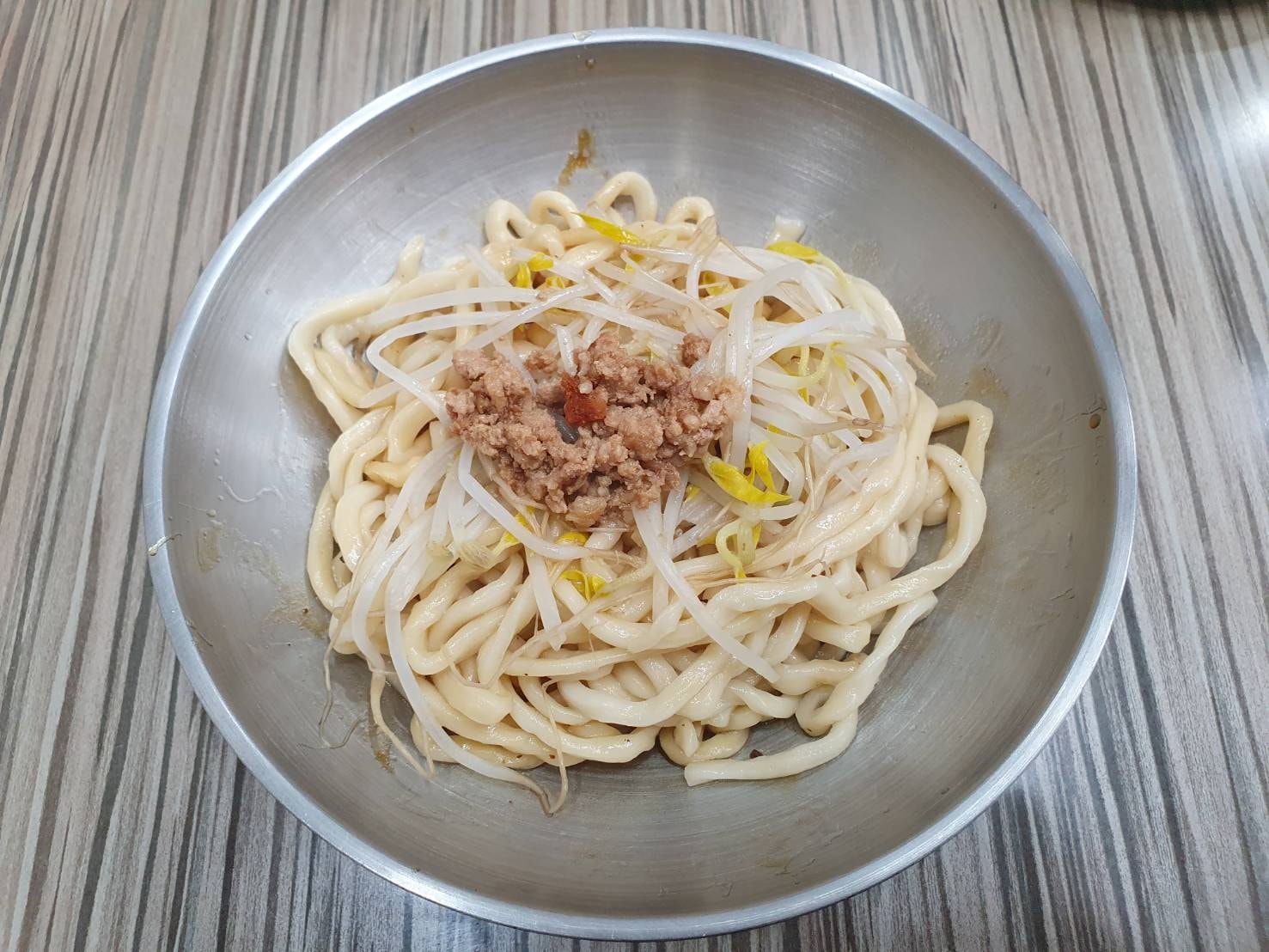 【台北萬華】溫家粗麵 小菜均一價35元!麻辣皮蛋乾麵 推薦寶興街美食 - 第17張圖