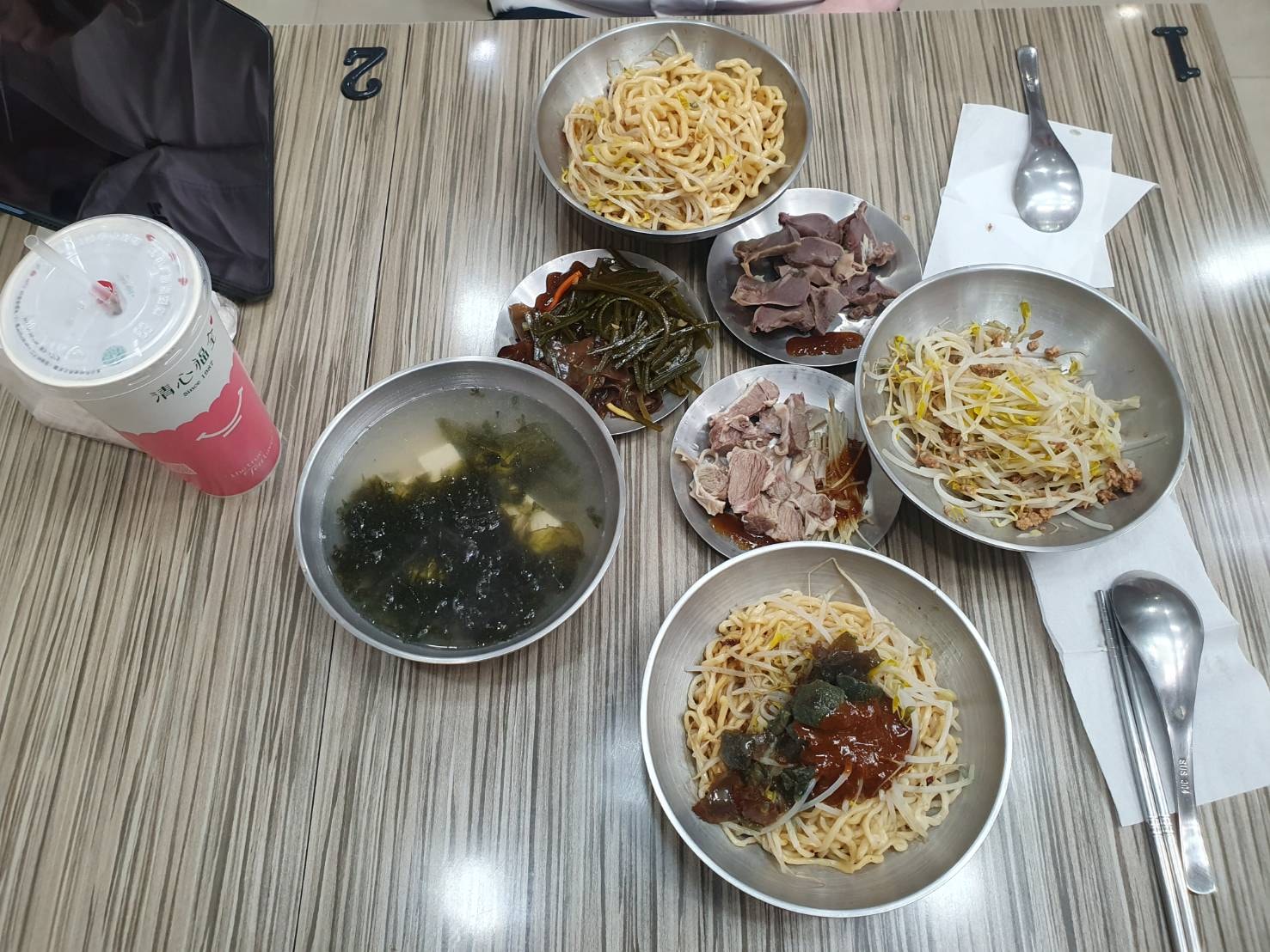 【台北萬華】溫家粗麵 小菜均一價35元!麻辣皮蛋乾麵 推薦寶興街美食 - 第20張圖