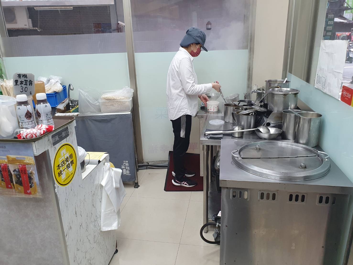 【台北萬華】溫家粗麵 小菜均一價35元!麻辣皮蛋乾麵 推薦寶興街美食 - 第5張圖